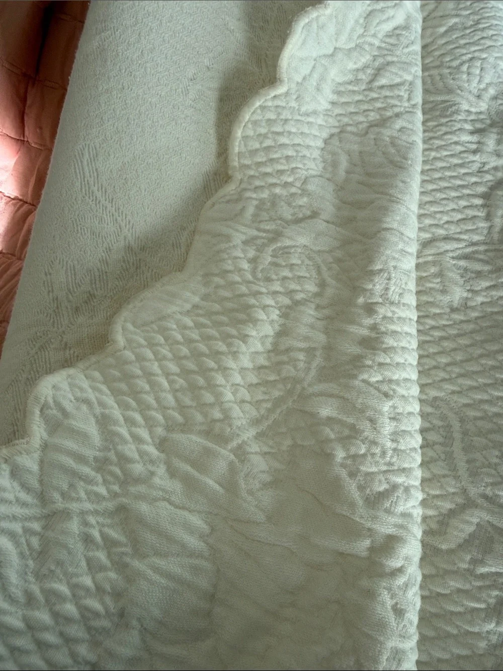 The Company Store White Quilted Bedspread Scalloped Edge coverlet Queen